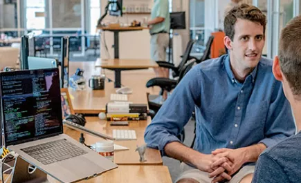 Un equipo de trabajo insourcing en pleno proceso de cocreaci&oacute;n