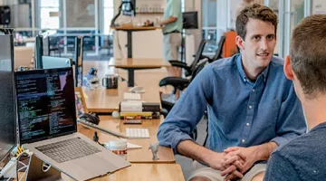 Un equipo de trabajo insourcing en pleno proceso de cocreación