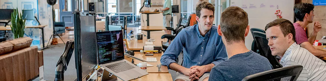 Un equipo de trabajo insourcing en pleno proceso de cocreación